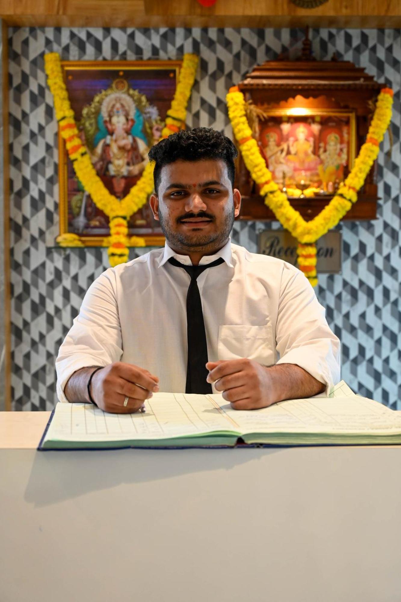 Adiraj Residency Hotel Navi Mumbai Buitenkant foto