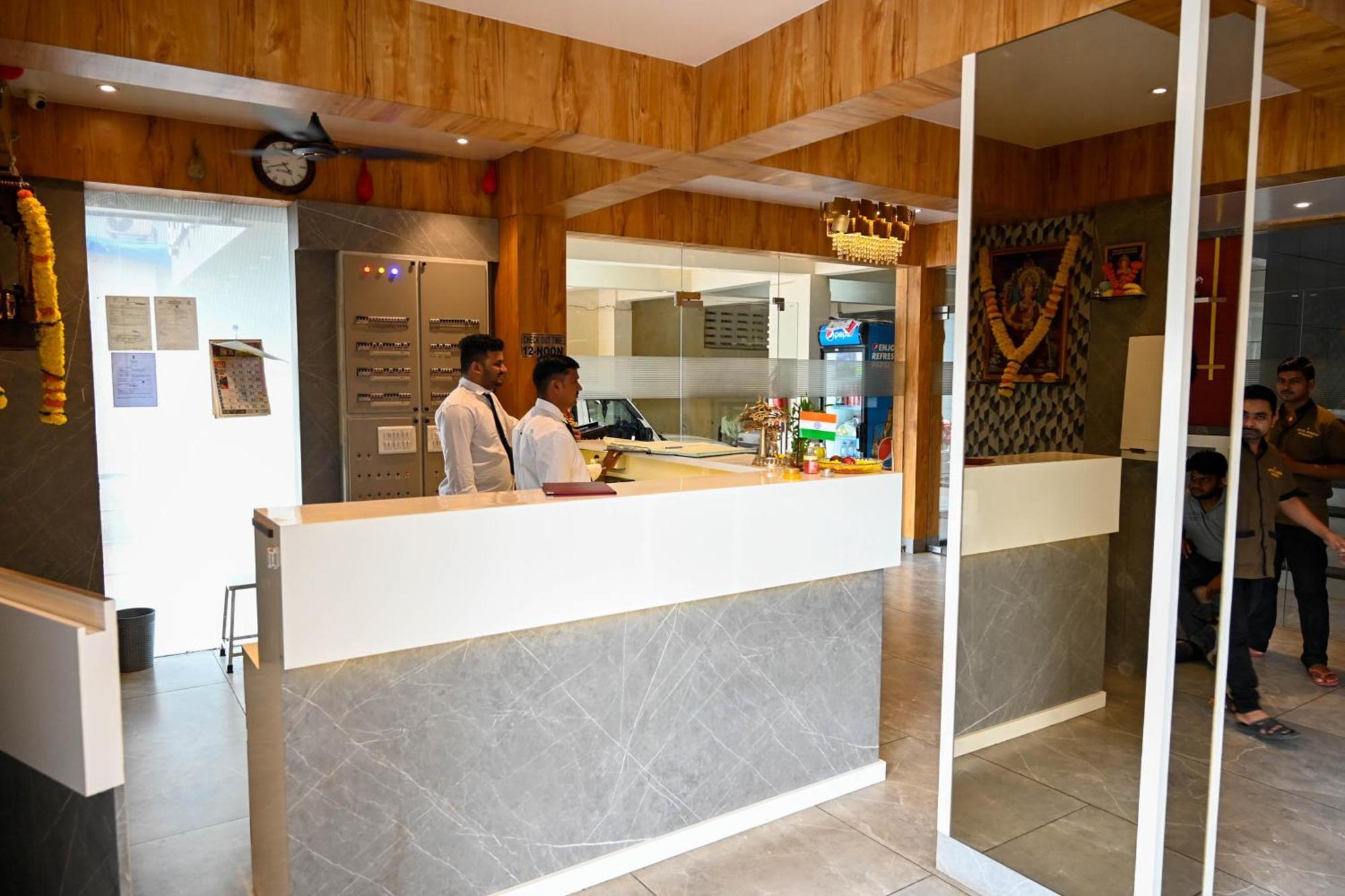 Adiraj Residency Hotel Navi Mumbai Buitenkant foto